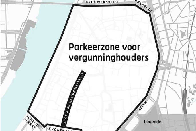 Kaart van de nieuwe parkeerzone in het historisch centrum van Antwerpen, geldig vanaf 1 augustus 2023. De zone ligt begrensd tussen de Brouwersvliet en Ankerrui in het noorden, de Leien in het oosten, de Scheldestraat, Kronenburgstraat en Kasteelpleinstraat in het zuiden, en de Schelde in het westen, exclusief de genoemde grensstraten. Alleen bewoners met een parkeervergunning, bepaalde vergunninghouders zoals zorgverstrekkers, enkele ondernemers, autodelers, en personen met een handicap mogen in deze zone parkeren.