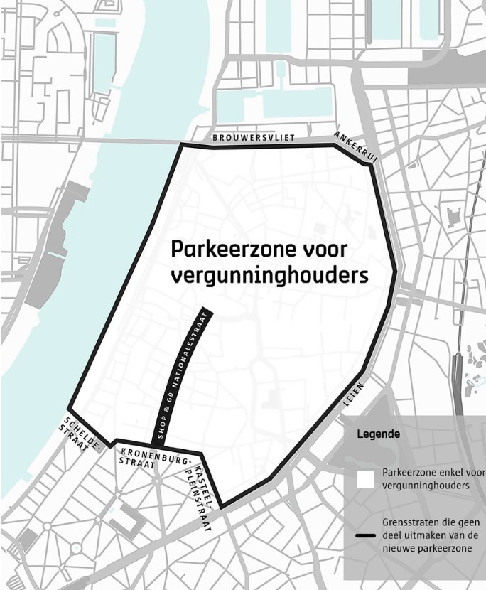 Kaart van de nieuwe parkeerzone in het historisch centrum van Antwerpen, geldig vanaf 1 augustus 2023. De zone ligt begrensd tussen de Brouwersvliet en Ankerrui in het noorden, de Leien in het oosten, de Scheldestraat, Kronenburgstraat en Kasteelpleinstraat in het zuiden, en de Schelde in het westen, exclusief de genoemde grensstraten. Alleen bewoners met een parkeervergunning, bepaalde vergunninghouders zoals zorgverstrekkers, enkele ondernemers, autodelers, en personen met een handicap mogen in deze zone parkeren.